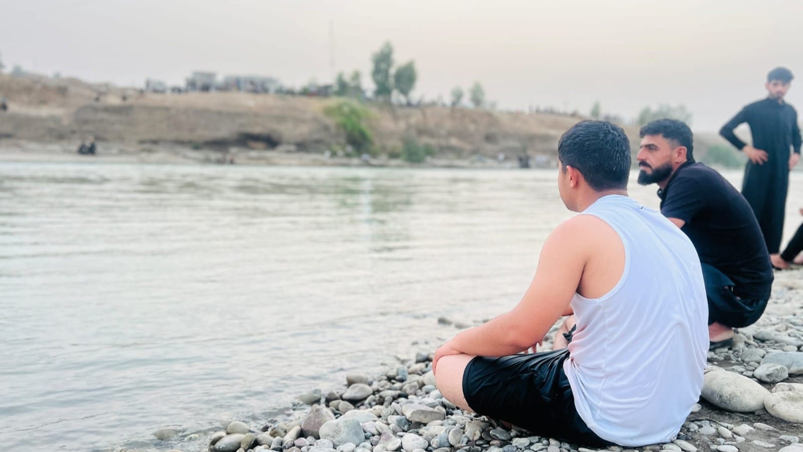 کەسێک لە زێی گەورە دەخنکێت