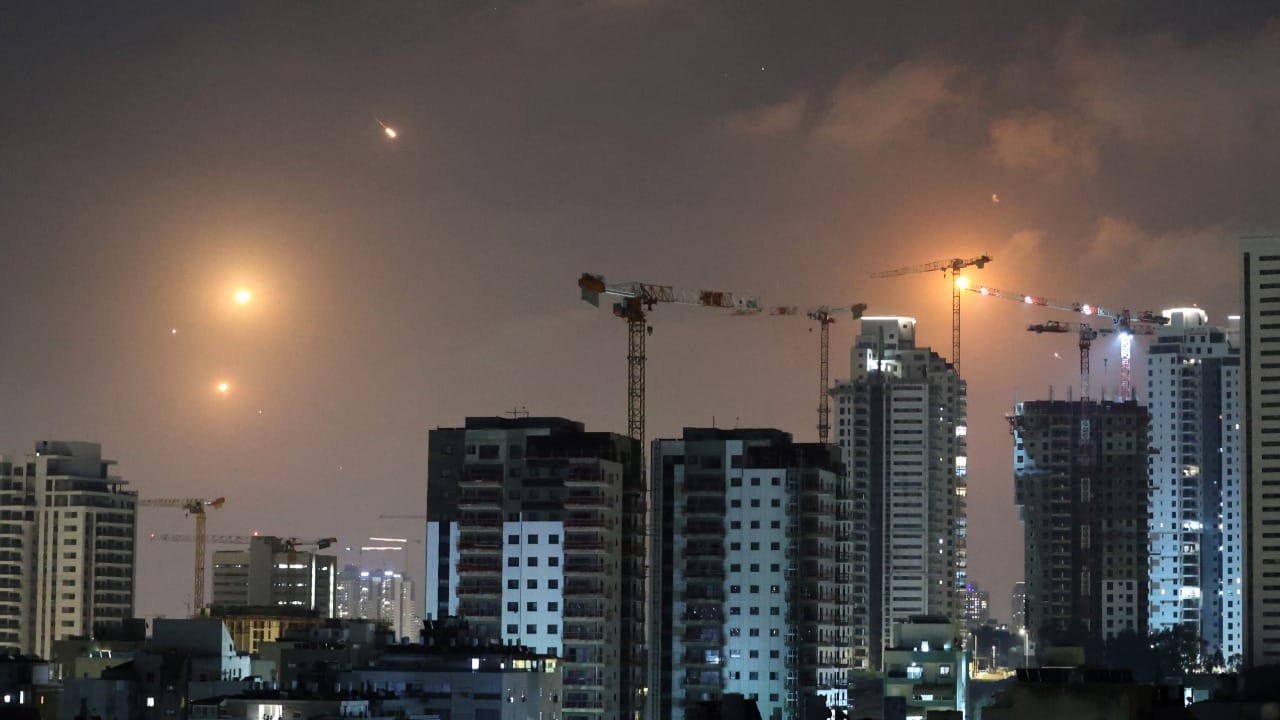 هێرشی تۆڵەی ئێران دەستیپێکرد؛ سەدان مووشەکی ئاراستەی ئیسرائیل کرد