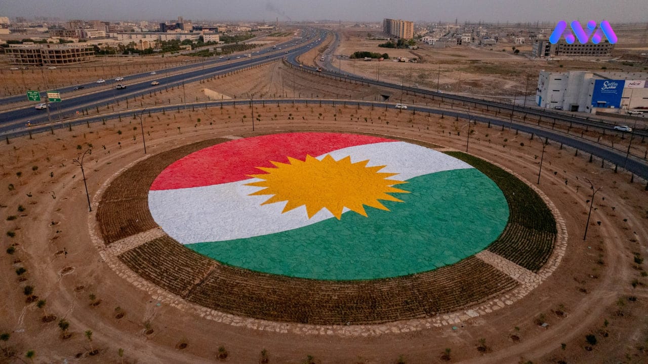 گەورەترین ئاڵای کوردستان لە پاركێكی هەولێر بە بەرد دروست دەکرێت