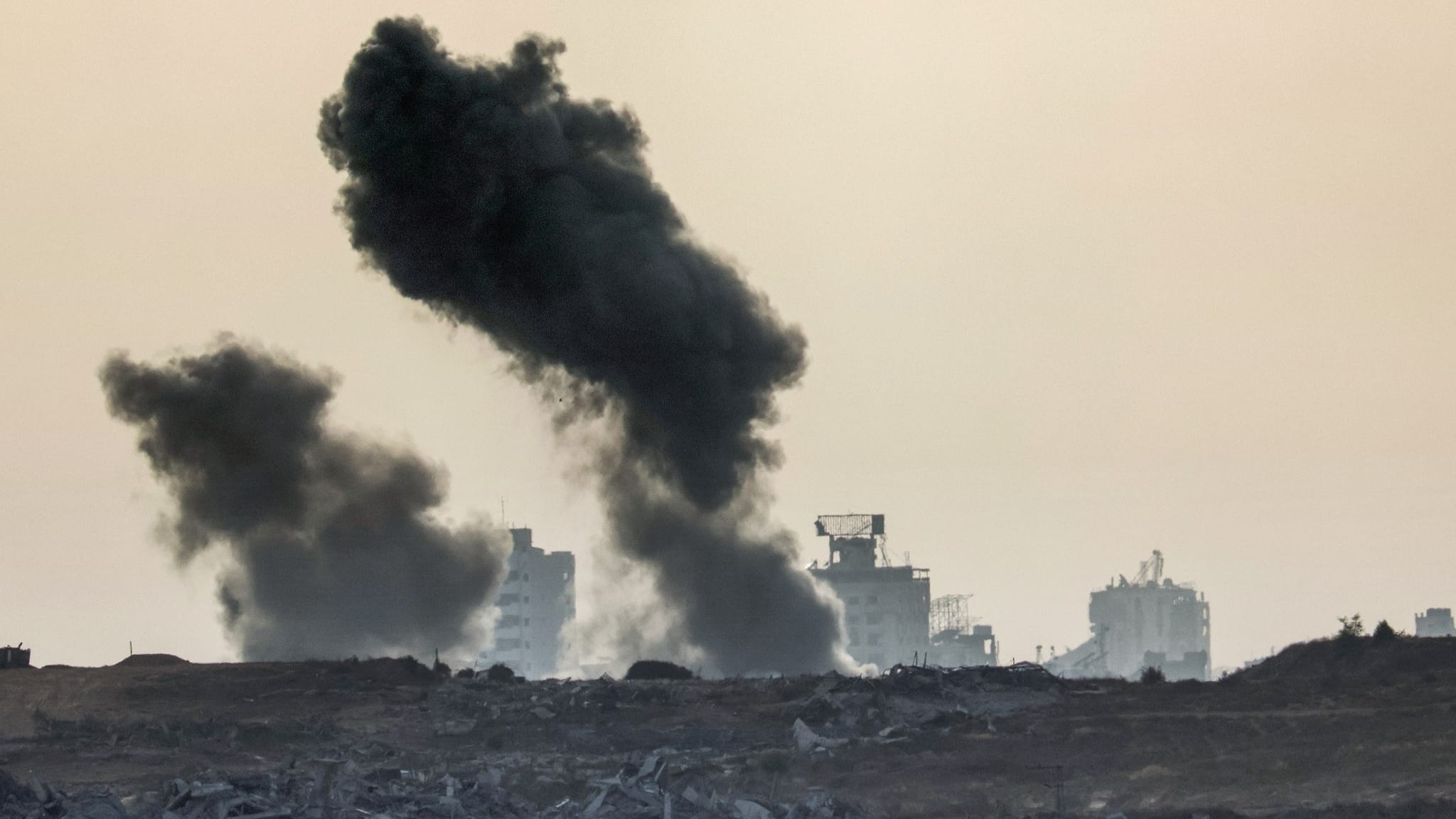 ئیسرائیل باڵەخانەی پێنج قوتابخانەی "پڕ لە ئاوارە" لە غەززە بۆردوومان دەکات