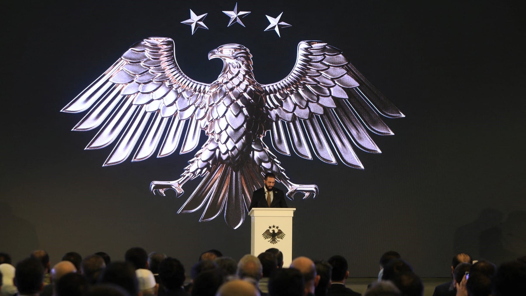 سووریا ناسنامە نوێیەکەی ڕاگەیاند و هەڵۆی زێڕین دەکاتە سیمبول