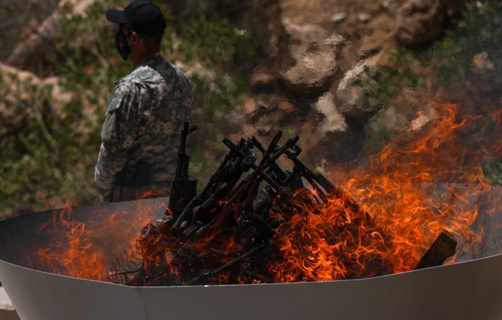 هونەرمەندێکی کورد دەوێت لە چەکە سووتاوەکانی پەکەکە بەرهەمێکی هونەری دروست بکات