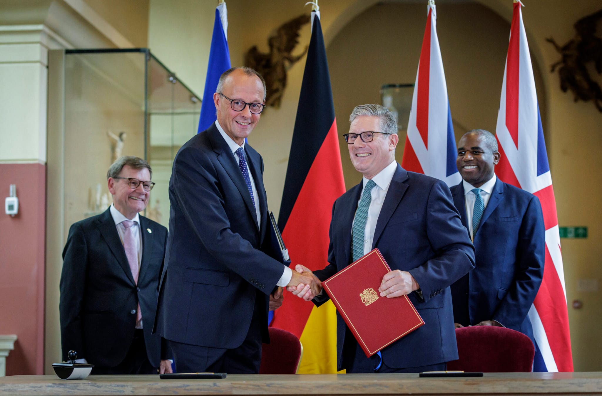 بەریتانیا و ئەڵمانیا لەسەر ڕووبەڕووبوونەوەی قاچاخیی کۆچبەران ڕێکدەکەون