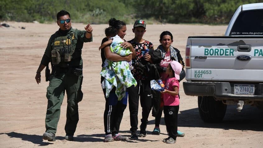 کۆشکی سپی: لە سەرەتای دەستبەکاربوونی ترەمپ زیاتر لە 100 هەزار کۆچبەری نایاسایی دەستگیرکراون