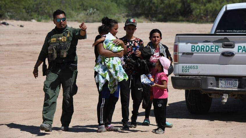 کۆشکی سپی: لە سەرەتای دەستبەکاربوونی ترەمپ زیاتر لە 100 هەزار کۆچبەری نایاسایی دەستگیرکراون