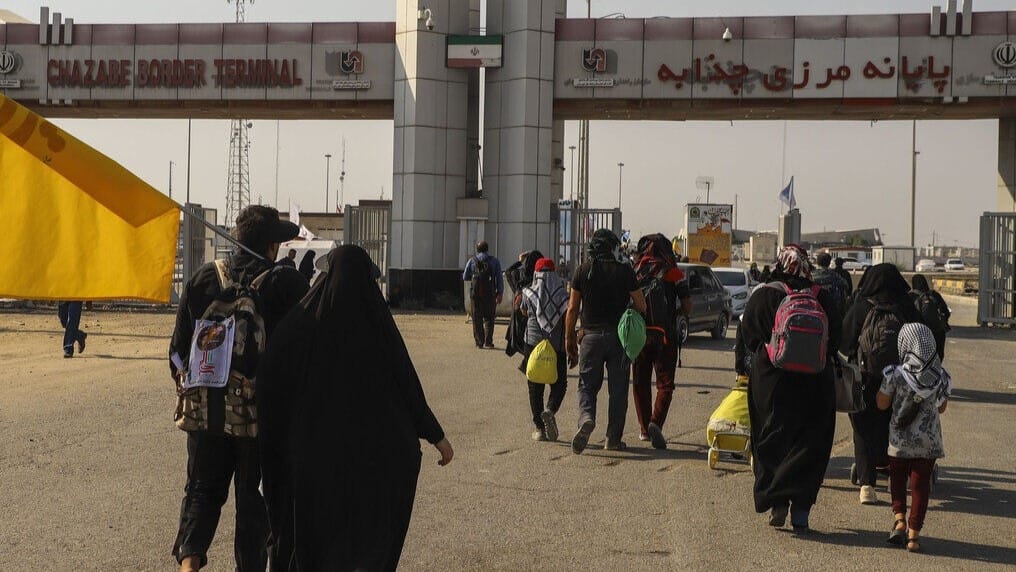 لە دوو دەروازەی عێراق هەزاران زیارەتکاری ئێرانی بۆ عێراق هاتوون