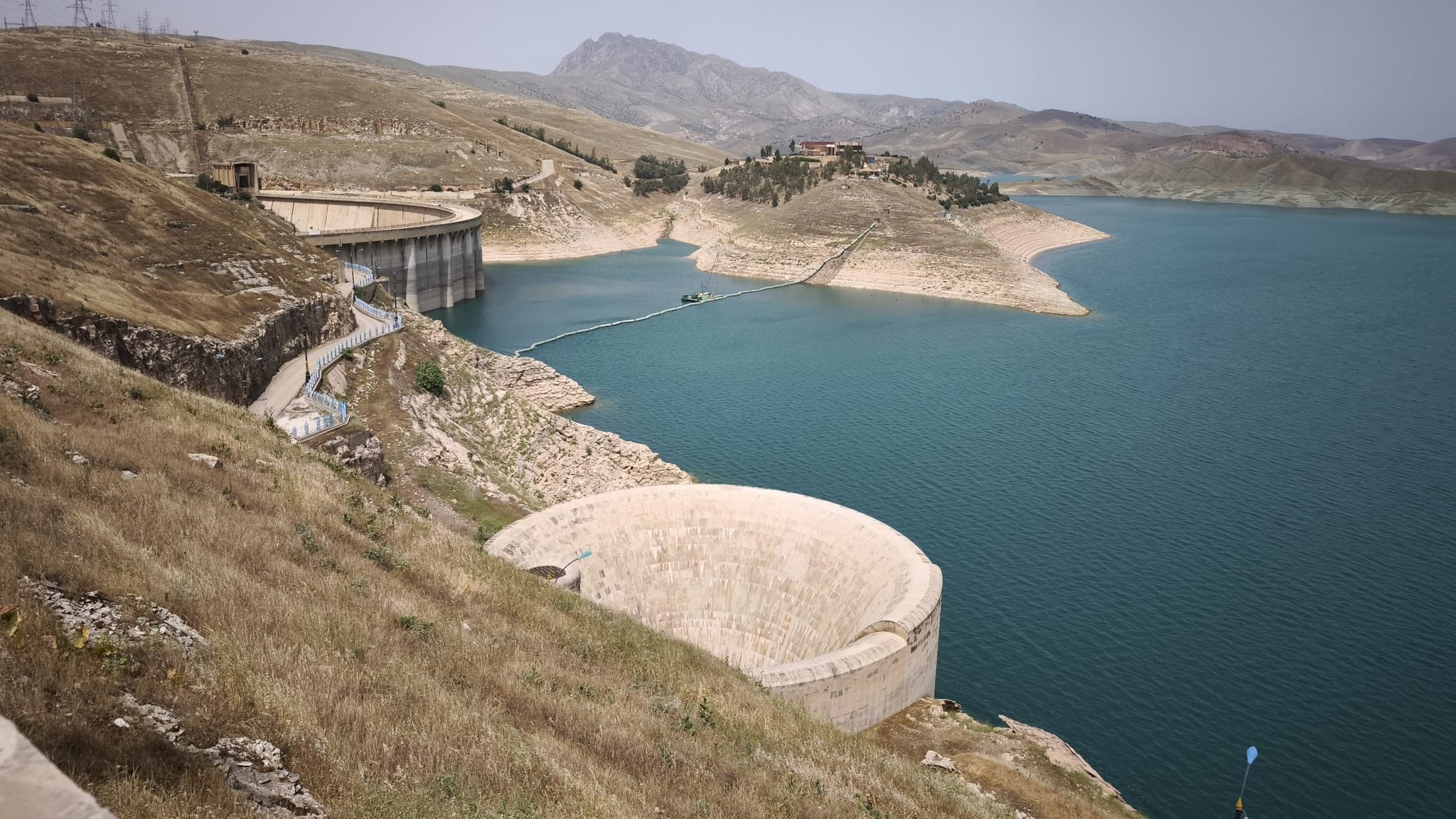 ئۆتۆمبێلێک بە سێ سەرنشینەوە دەکەوێتە ناو دەریاچەی دووکان