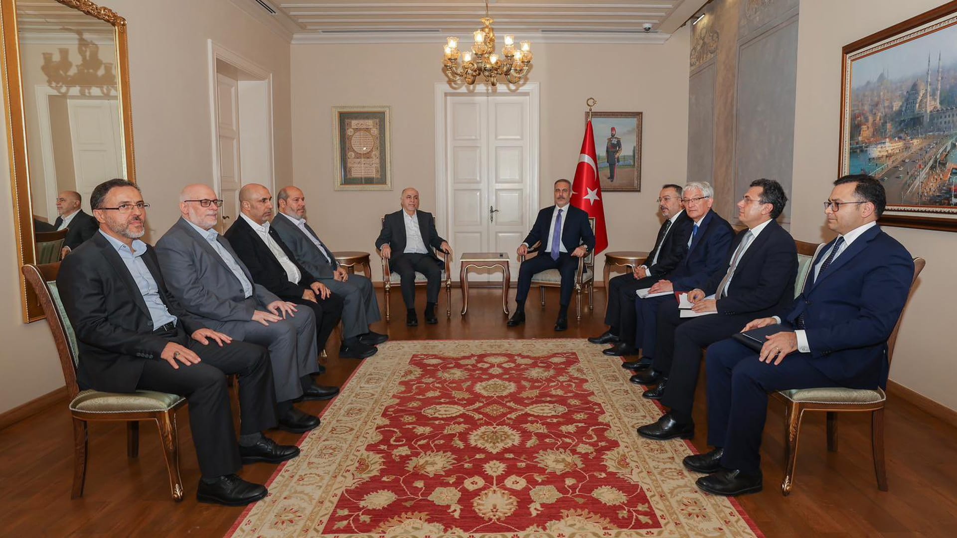 هاکان فیدان لەگەڵ سەرکردەیەکی بزووتنەوەی حەماس دۆخی غەززە تاوتوێ دەکات