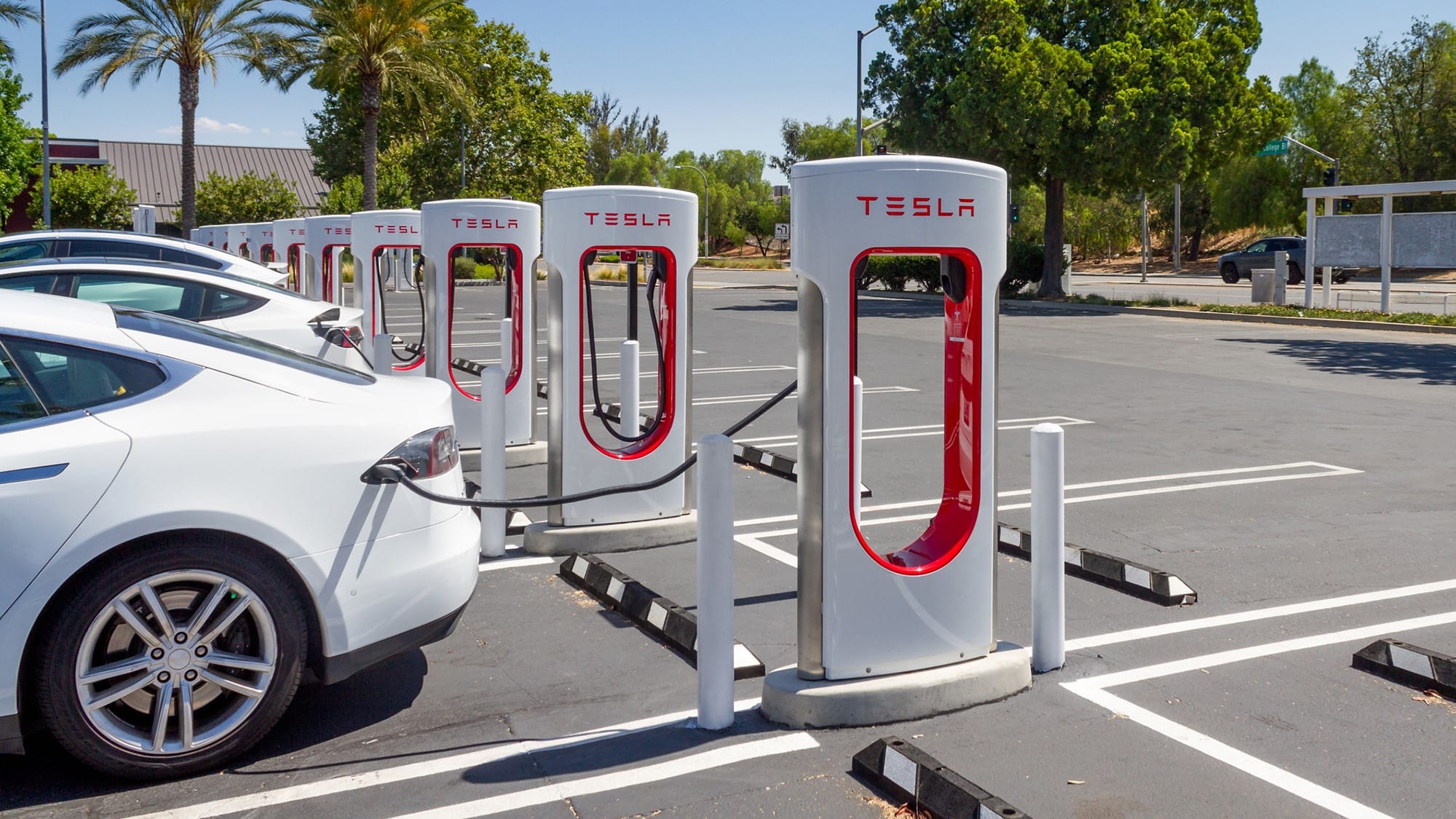 تێچووی بارگاویکردنەوەی ئۆتۆمبێلی تێسلا بە كارەبای پرۆژەی ڕووناكی ئاشکرا دەکرێت