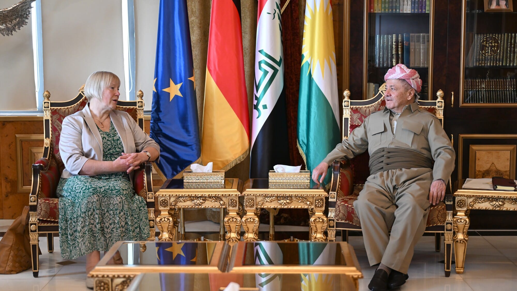 سەرۆک بارزانی: بە کەمتر لەوە رازی نابین کە دەستوور بە گەل و هەرێمی کوردستانی داوە