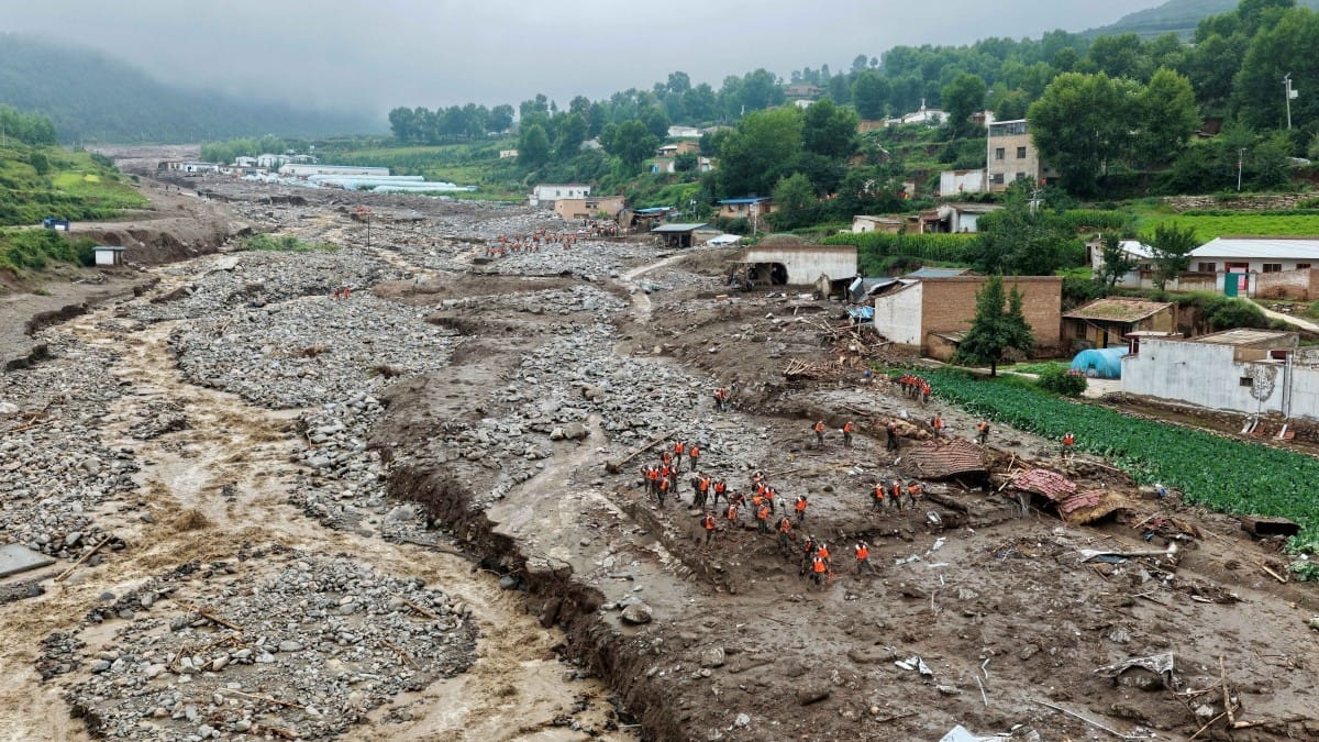 لافاوێکی بەهێز لە چین؛ 10 کەس گیانیان لەدەستدا و دەیانی دیکە بێسەروشوێنن