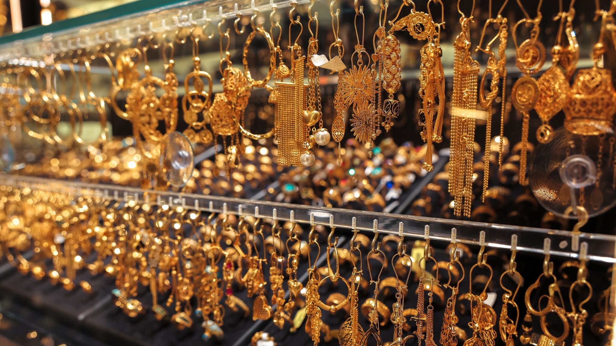 نرخی زێڕ لە بازاڕەکاندا بەرزدەبێتەوە