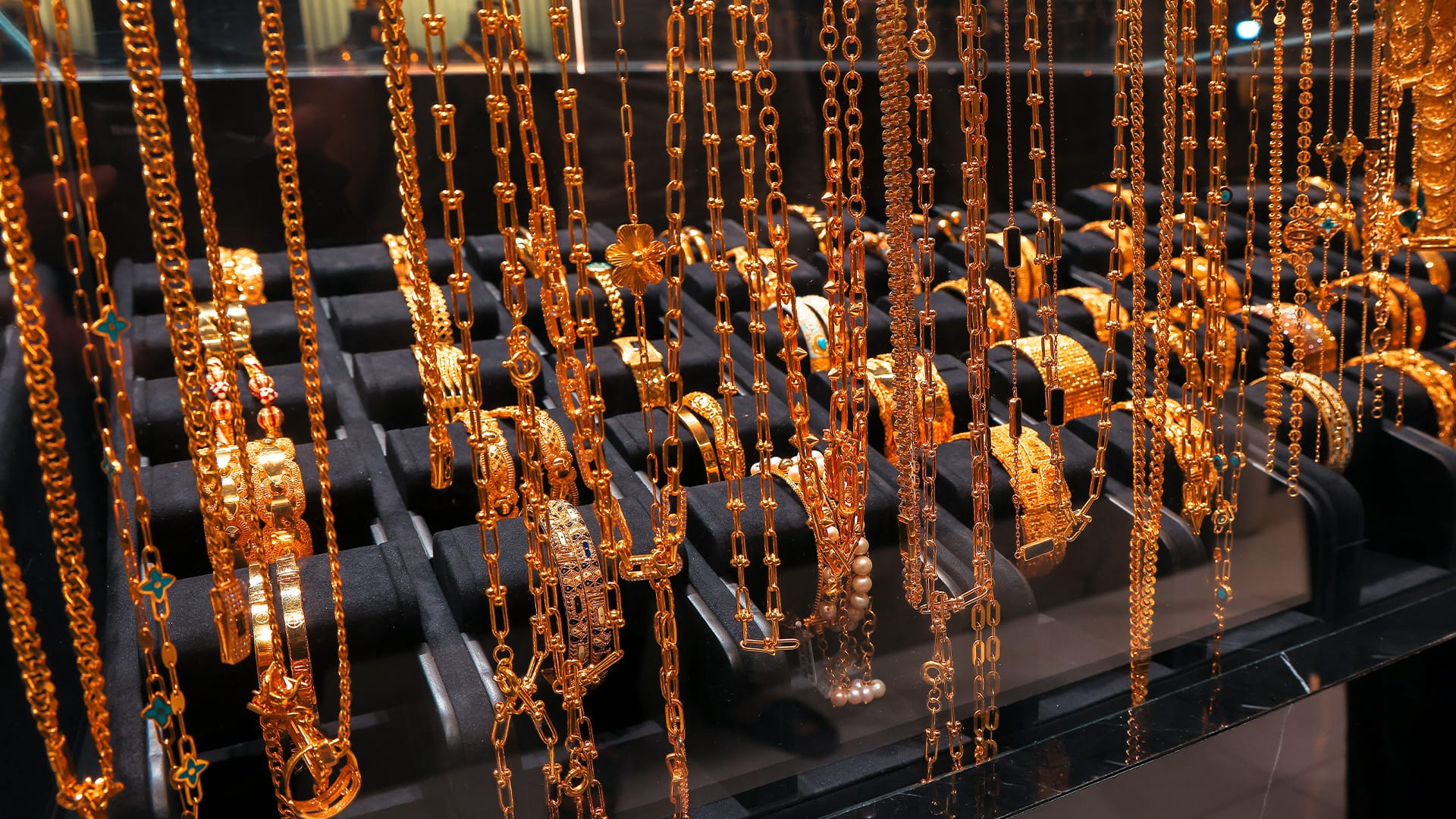 بەراورد بە دوێنێ نرخی زێڕ 16 دۆلار بەرز بووەتەوە