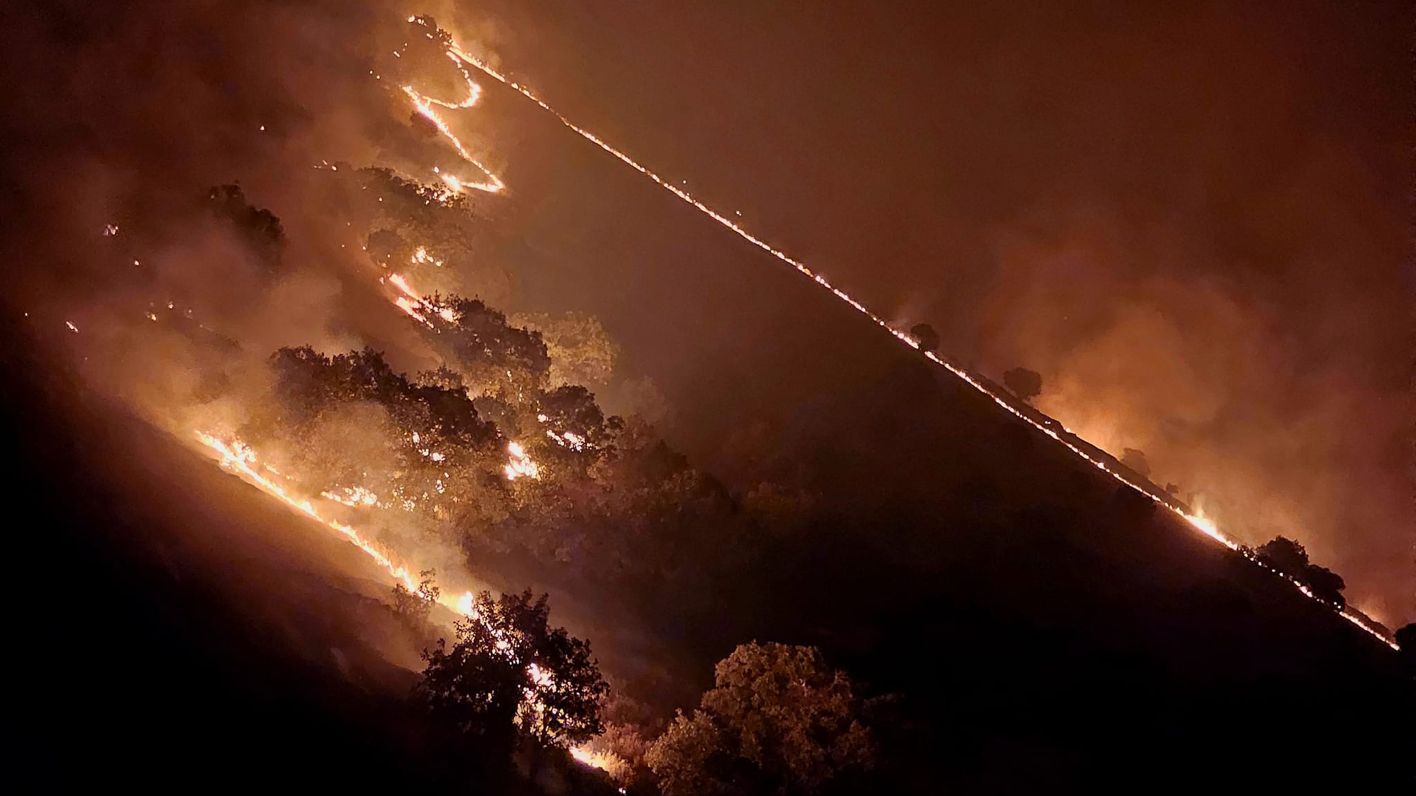 ئاگرەکەی هەڵەبجە بەردەوامە و کارمەندێکی پۆلیسی دارستان و خۆبەخشێک گیانیان لەدەستداوە