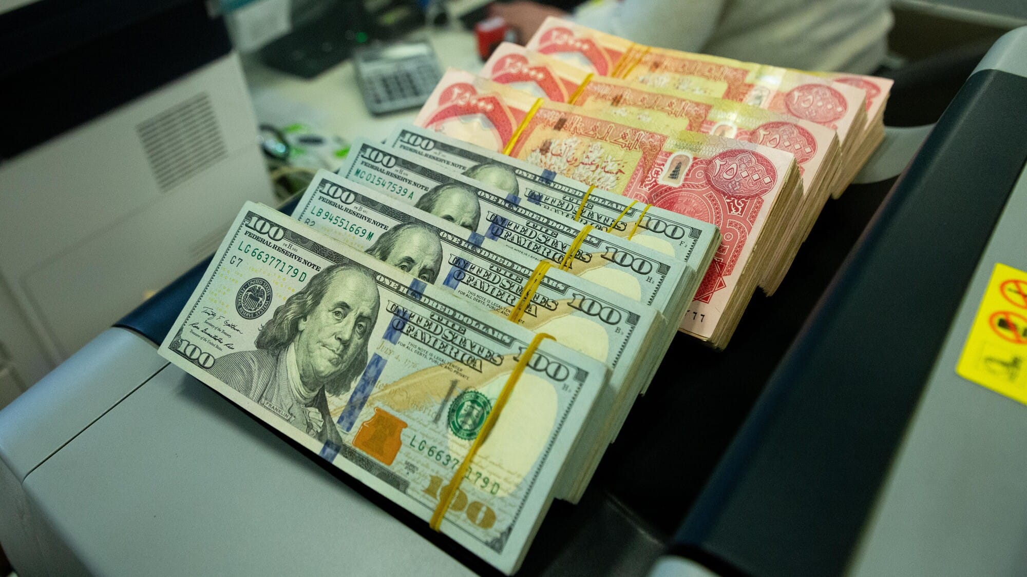 بەهای دینار بەرامبەر بە دۆلار بە شێوەیەكی بەرچاو دابەزی