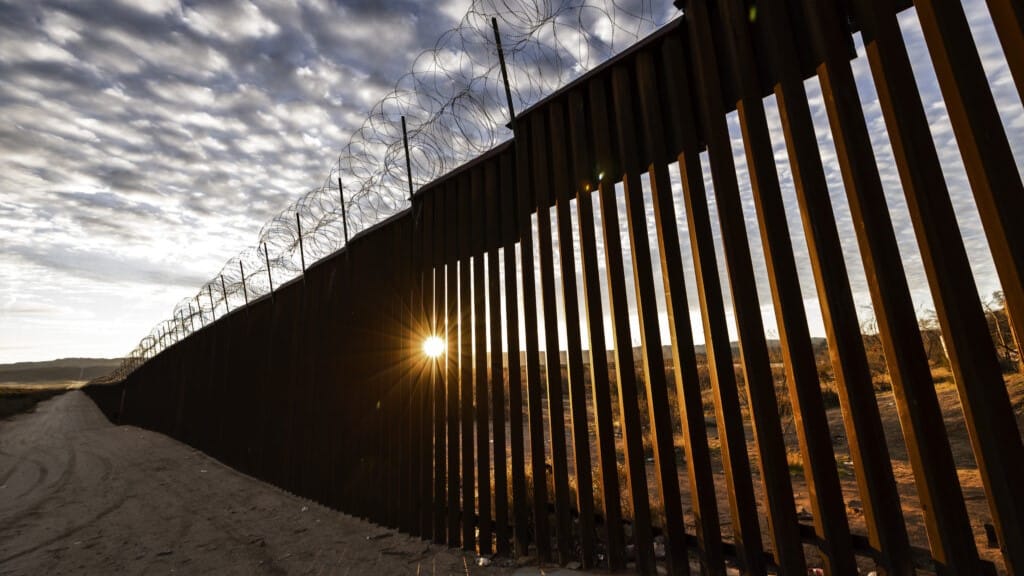 بۆ ڕێگری لە کۆچبەران ترەمپ فەرمانی داوە دیواری سنووری وڵاتەکەی ڕەش بکرێت