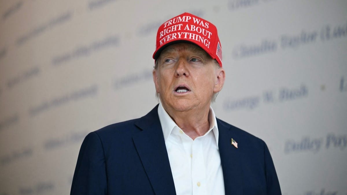 ترەمپ: کۆکردنەوەی زێلینسکی و پووتین لەسەر یەک مێز وەک تێکەڵکردنی زەیت و سرکە وایە