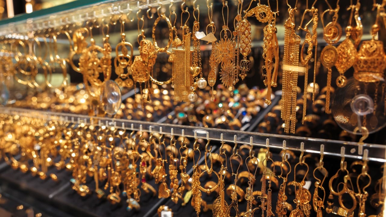 نرخی زێڕ بەشێوەیەکی چاوەڕواننەکراو دادەبەزێت