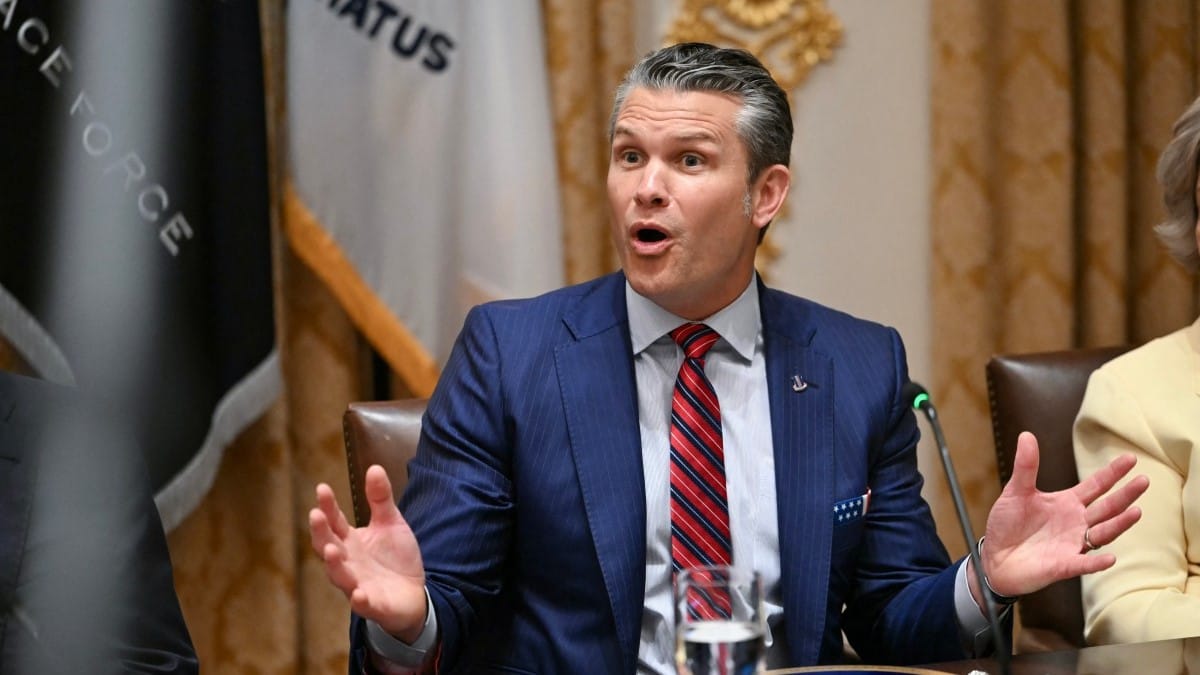 بەهۆی کێشە فڕۆکەی وەزیری جەنگی ئەمریکا بە ناچاری لە بەریتانیا دەنیشێتەوە