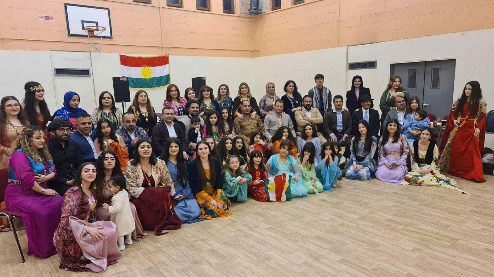 لە بەریتانیا ژمارەیەک مامۆستا خۆبەخشانە منداڵانی کورد فێری ئەلف و بێی کوردی دەکەن