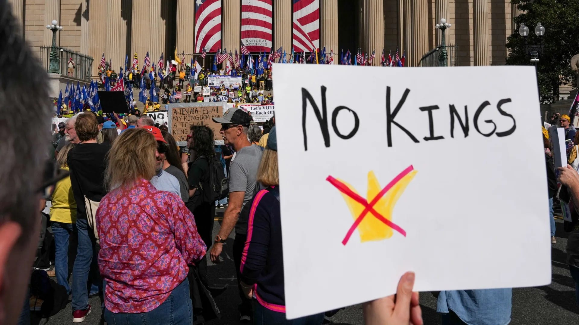 خۆپیشاندان لە دژی "پادشای ئەمریکا" دەکرێت