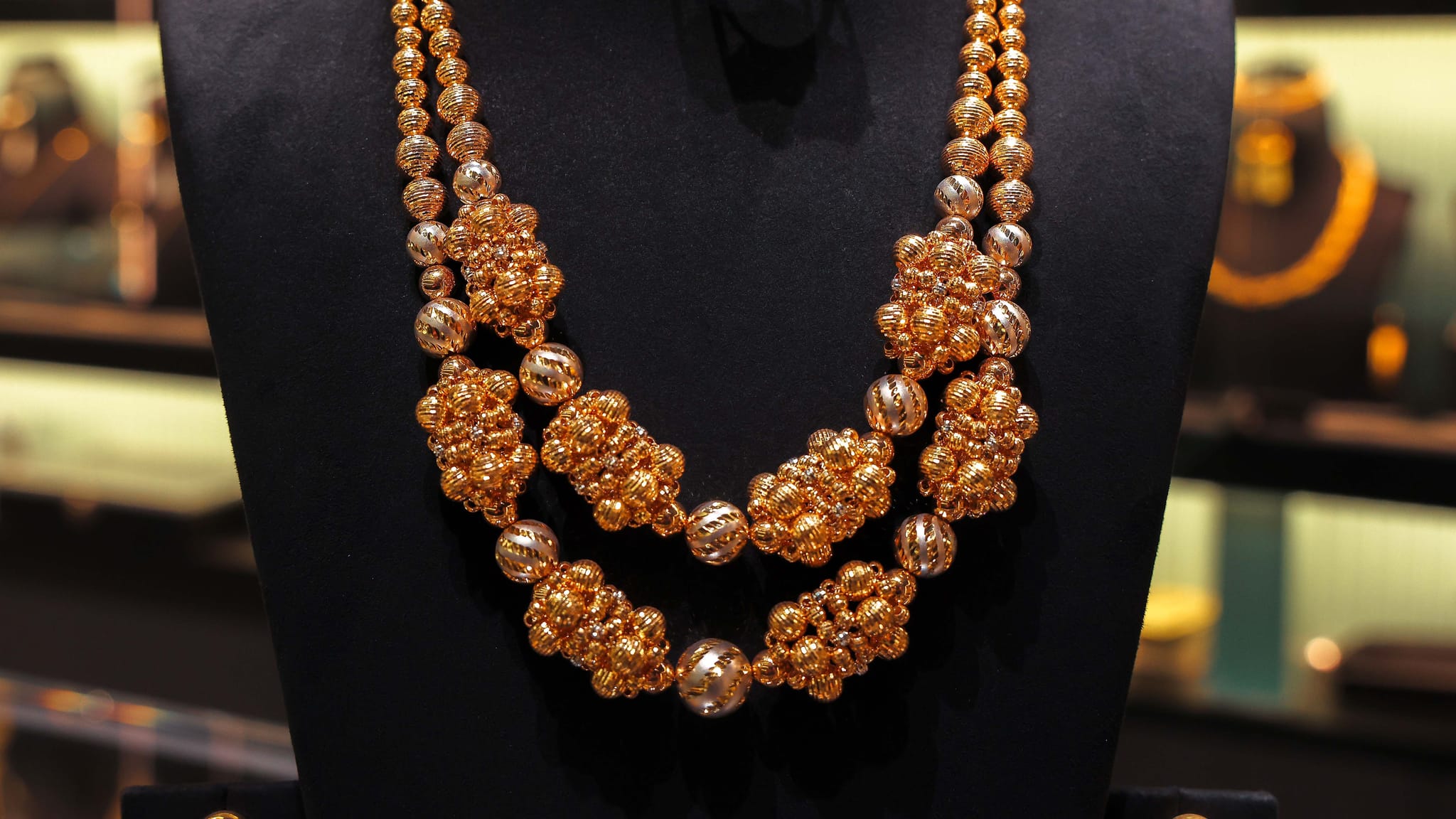 نرخی زێڕ دابەزینی زیاتر تۆمار دەکات