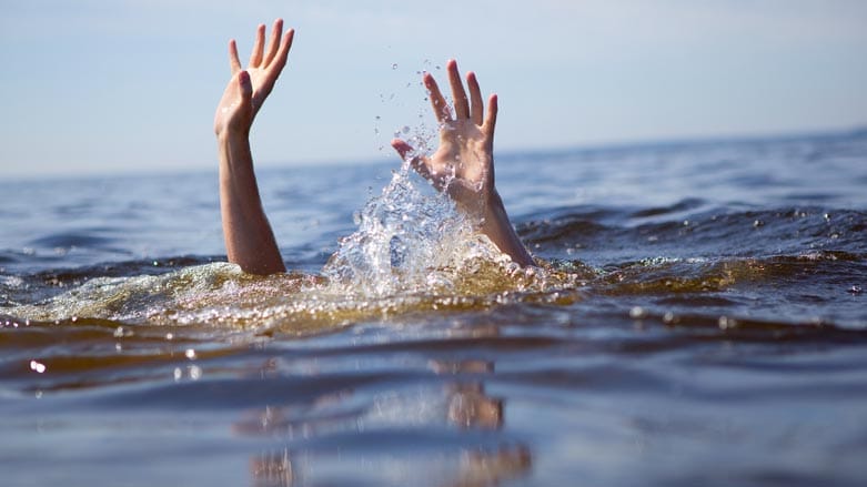 دوو منداڵی خێزانێکی گەشتیار لە مەلەوانگەی باخێکی شەقڵاوە خنکان