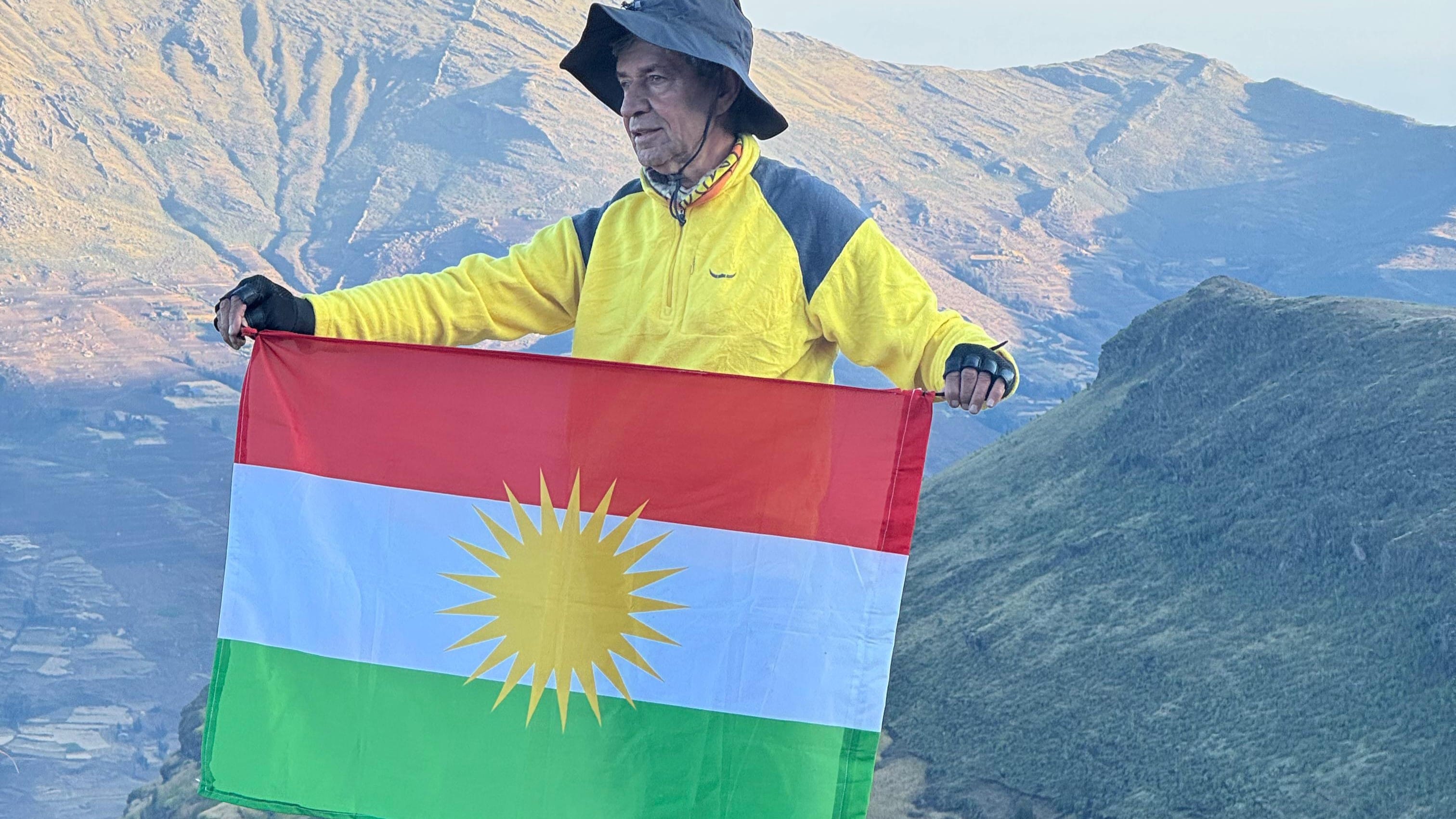 شاخەوانێکی کورد ئاڵای کوردستان لەسەر بەرزترین لووتکە چیای ئەسیوپیا بەرز کردەوە