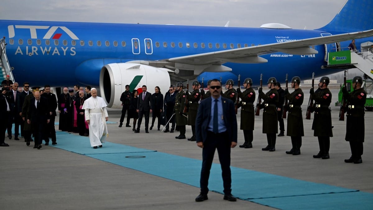 پاپا لە یەکەم وێستگەی گەشتی دەرەوەیدا گەیشتە تورکیا