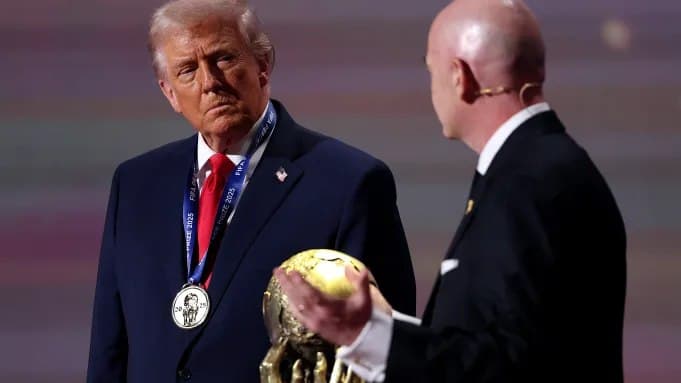 ترەمپ خەڵاتی ئاشتیی فیفا بەدەست دەهێنێت