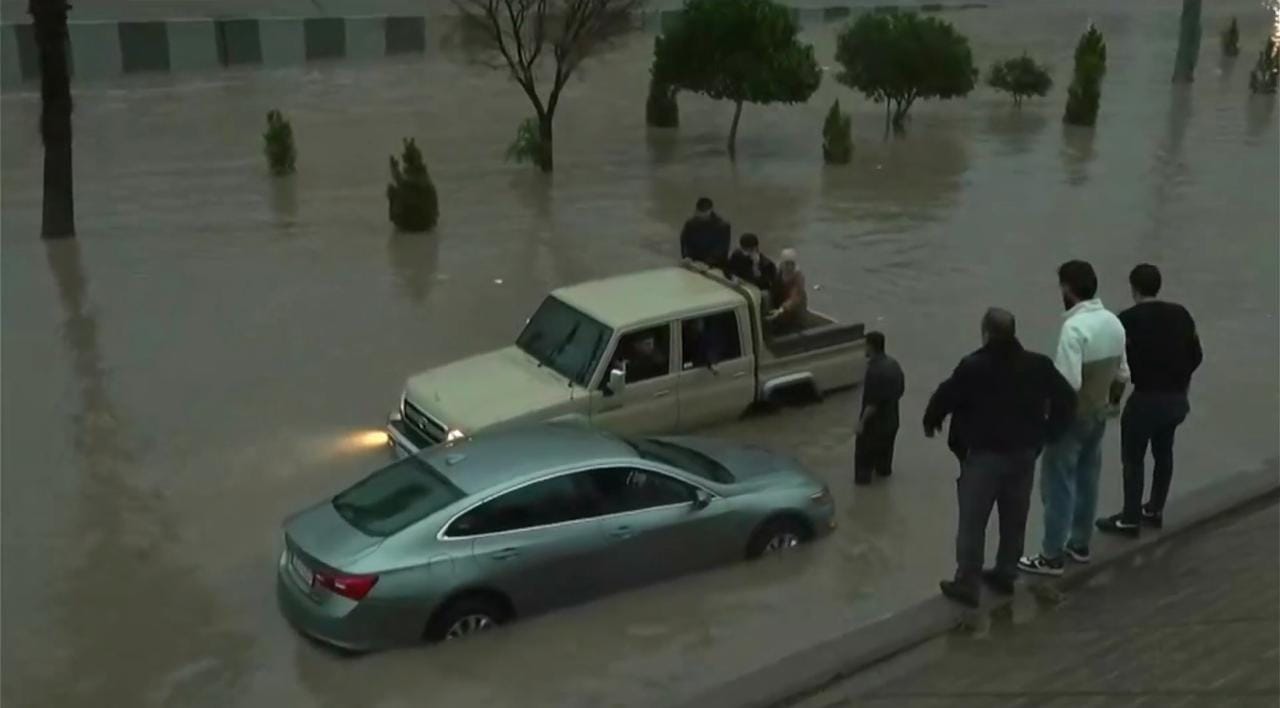 بەهۆی کۆبوونەوەی ئاو لە سلێمانی ژمارەیەک ئۆتۆمبێل ژێرئاو کەوتوون