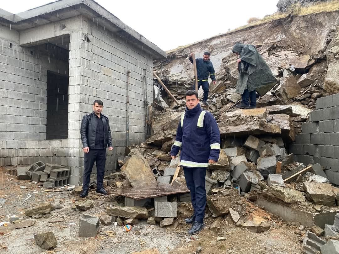 لە قەسرێ شاخێک داڕما و بەر خانووی هاووڵاتییەک کەوت