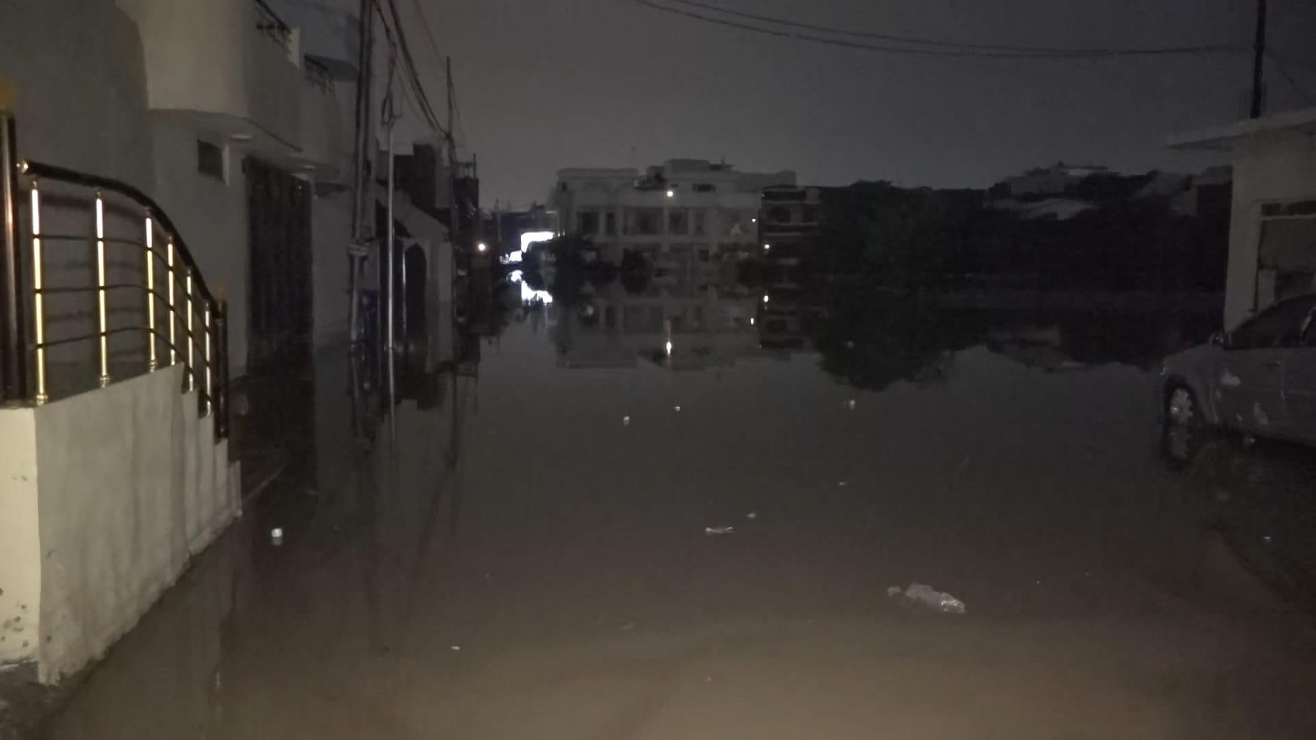 لە کەرکووک لافاوە و چەند خێزانێک لە ماڵەکانیان گیریان خواردووە