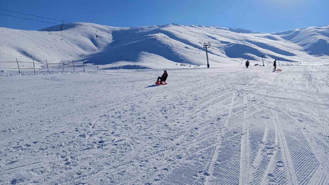 بەفر و سەرمای توند باکووری کوردستان دەگرێتەوە؛ ڕێگەکان داخران و دەریاچەکان بەستوویانە
