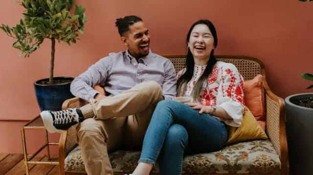 بەپێی ئەو زمانەی قسەی پێ دەکات، دەنگی مرۆڤ دەگۆڕێت