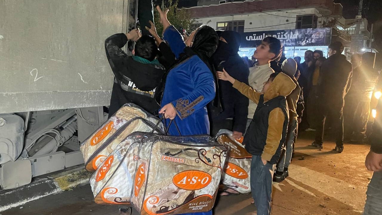 ئاڤا میدیا بەهاوکاریی خێرخوازان گەرمی دەگەڕێنێتەوە ماڵی زیانلێکەوتووانی چەمچەماڵ و دەورووبەری