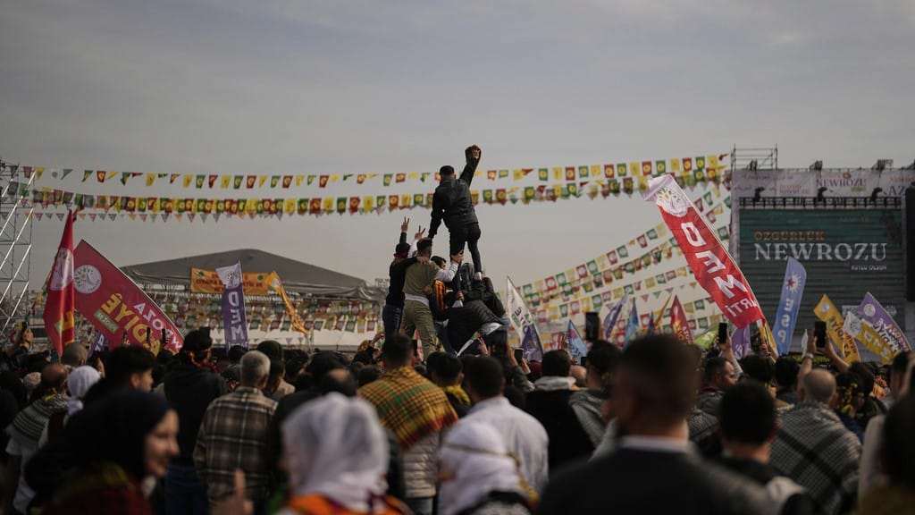 دەم پارتی داوا لە تورکیا دەکات دان بە زمانی کوردیدا بنێت و چوار یاسا هەموار بکاتەوە