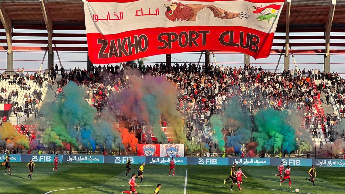 پشتیوانانی یانەی زاخۆ لەکاتی یاری یانەکەیان