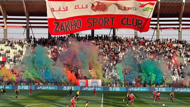 پشتیوانانی یانەی زاخۆ لەکاتی یاری یانەکەیان