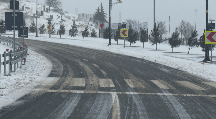 لە سەنتەری حاجی ئۆمەران پێنج سانتیمەتر بەفر باریوە