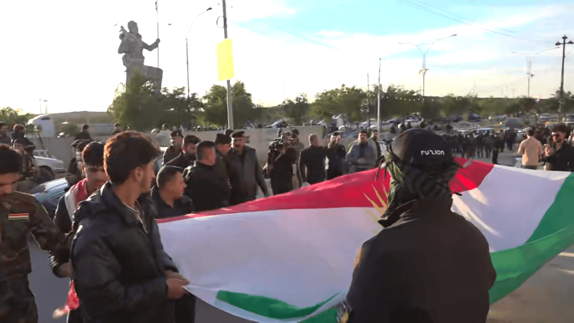 لە کەرکووک ڕێگری دەکرێت ئاڵای دەستی پەیکەری پێشمەرگە بگۆڕن بۆ ئاڵای کوردستان