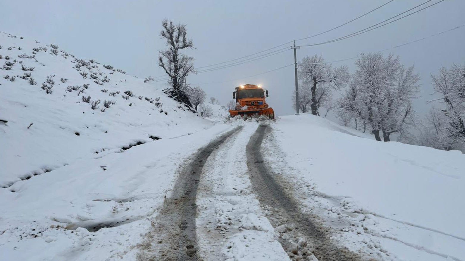 بەهۆی بەفر ڕێگەی 260 گوند لە ڕۆژهەڵاتی کوردستان داخرا