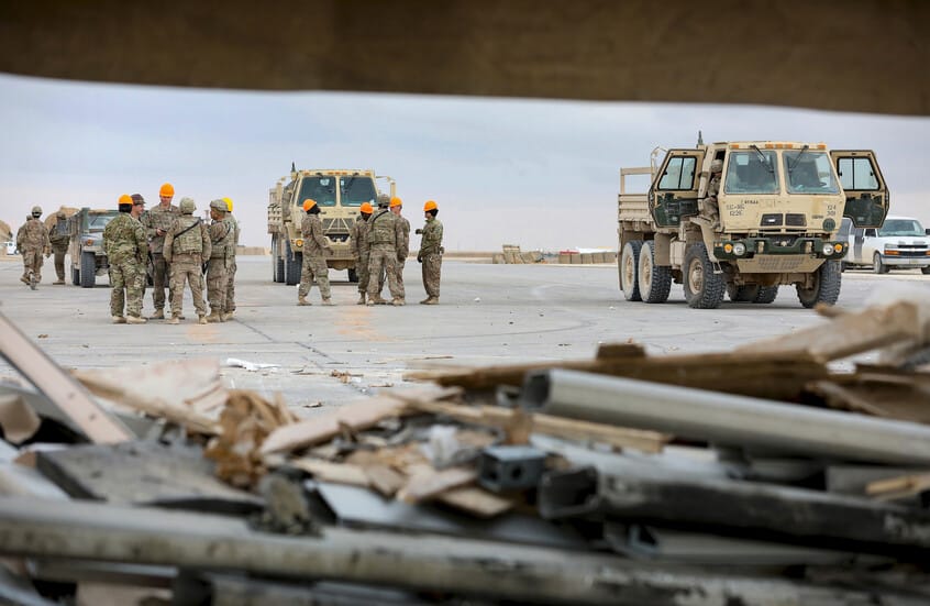 کاروانێکی سەربازیی ئەمریکا لە بنکەی عەین ئەسەد دەکشێتەوە