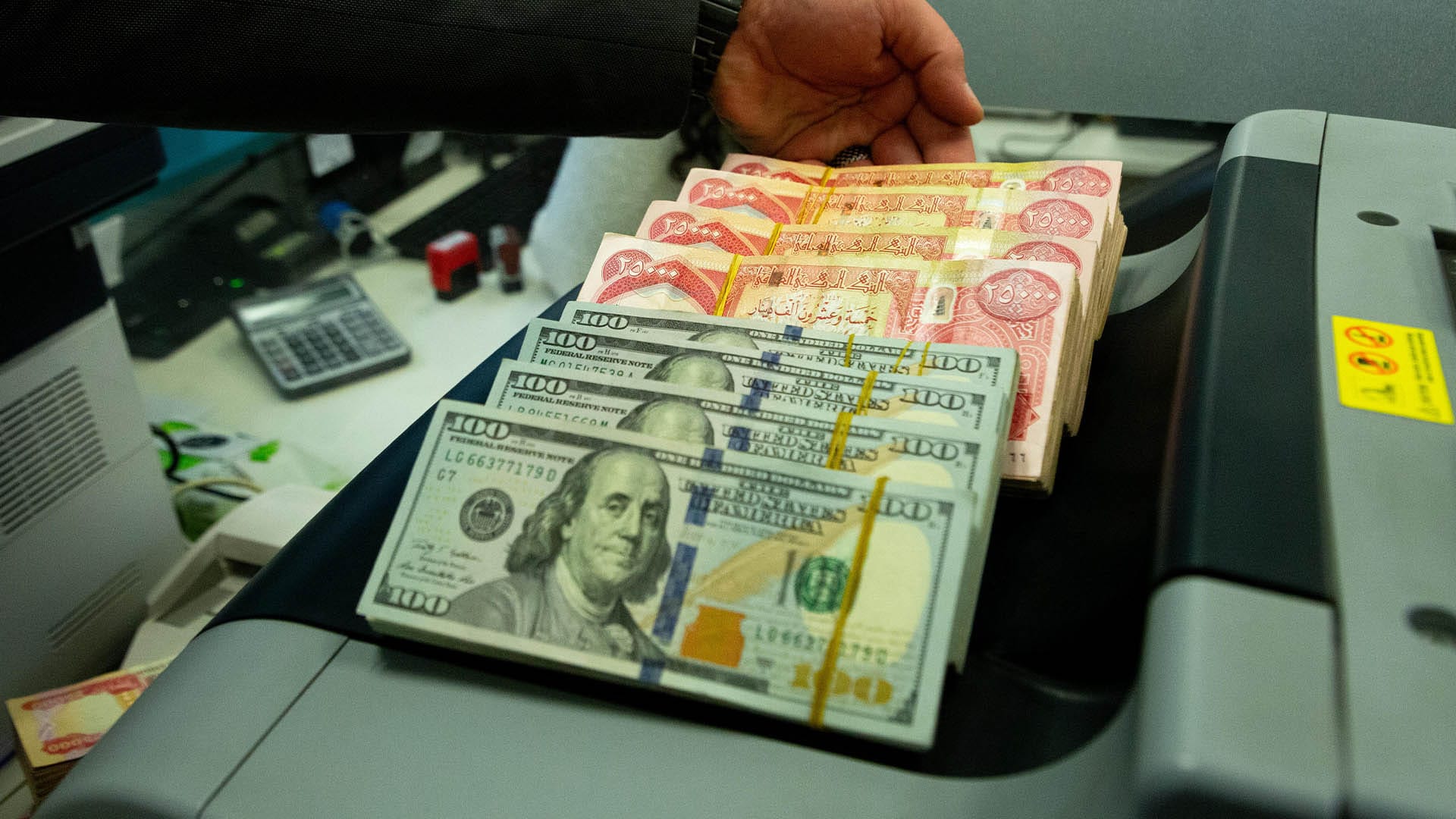 نووسراوێکی بانکی ناوەندی نرخی دۆلار دادەبەزێنێت