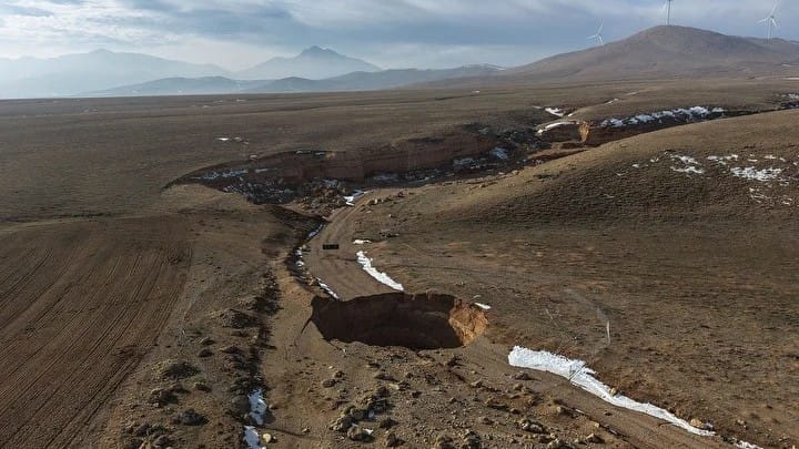 ڕۆچوونی زەوی تەنگ بە پارێزگایەکی تورکیا هەڵدەچنێت و 700 چاڵی لێ دروست کردووە