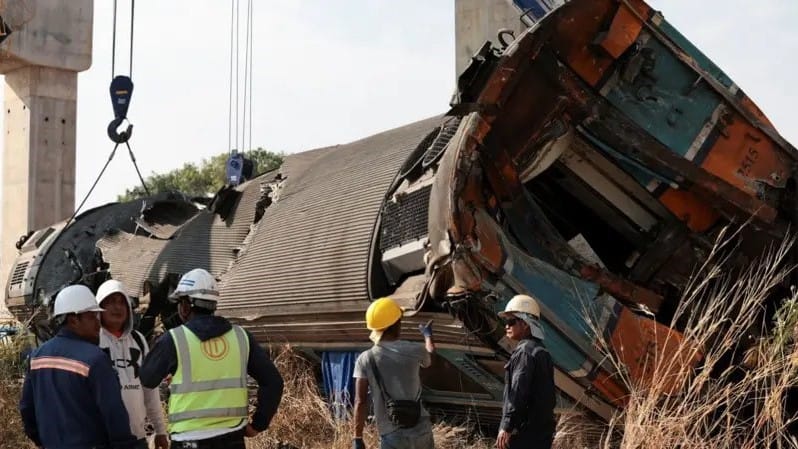کرێنێکی بیناسازی دەکەوێتە سەر شەمەندەفەرێک تا ئێستا 31 کەس گیانیان لە دەستداوە