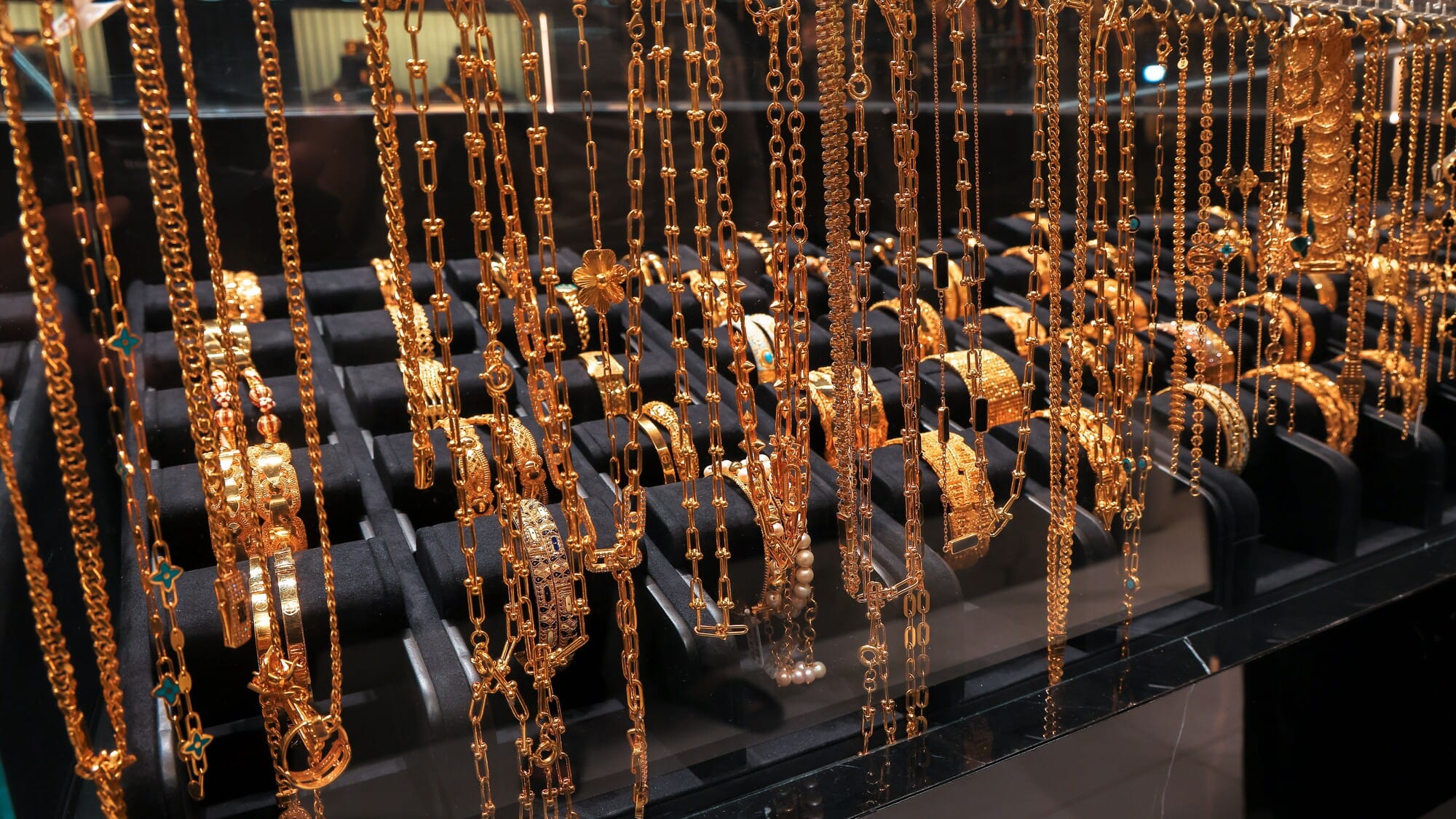 نرخی ئۆنسەیەك زێڕ 30 دۆلار دابەزی