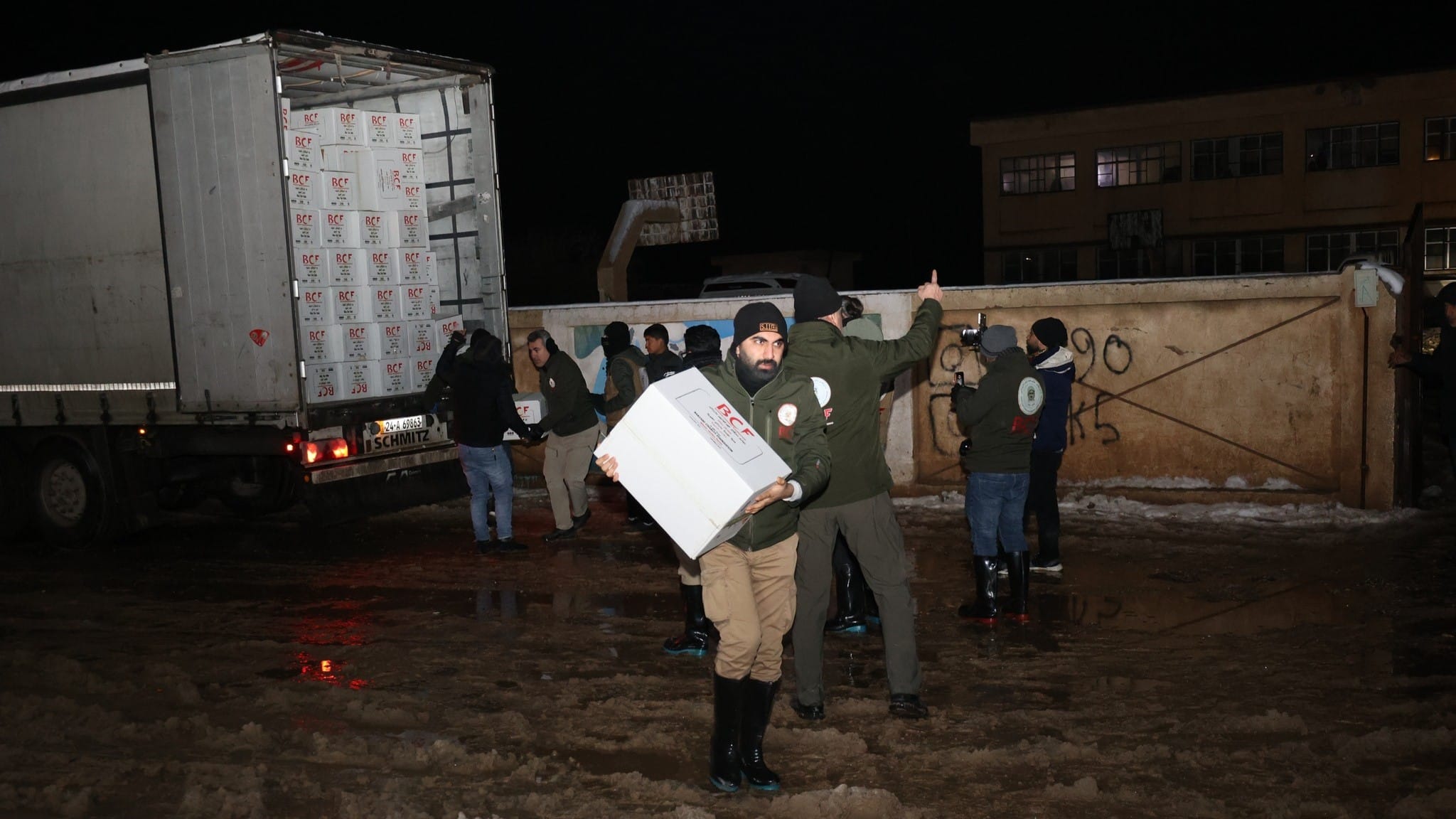 دەزگای خێرخوازیی بارزانی: ئەمڕۆ نەوت و ژەمەخواردنی گەرم بەسەر ئاوارەكانی ڕۆژئاوا دابەشكراوە