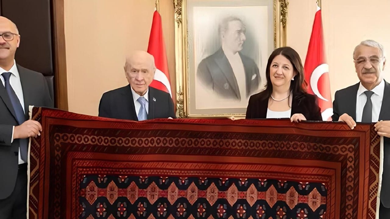 عەبدوڵڵا ئۆجەلان ڕایەخێکی چنراو بە دیاری بۆ دەوڵەت باخچەلی دەنێرێت