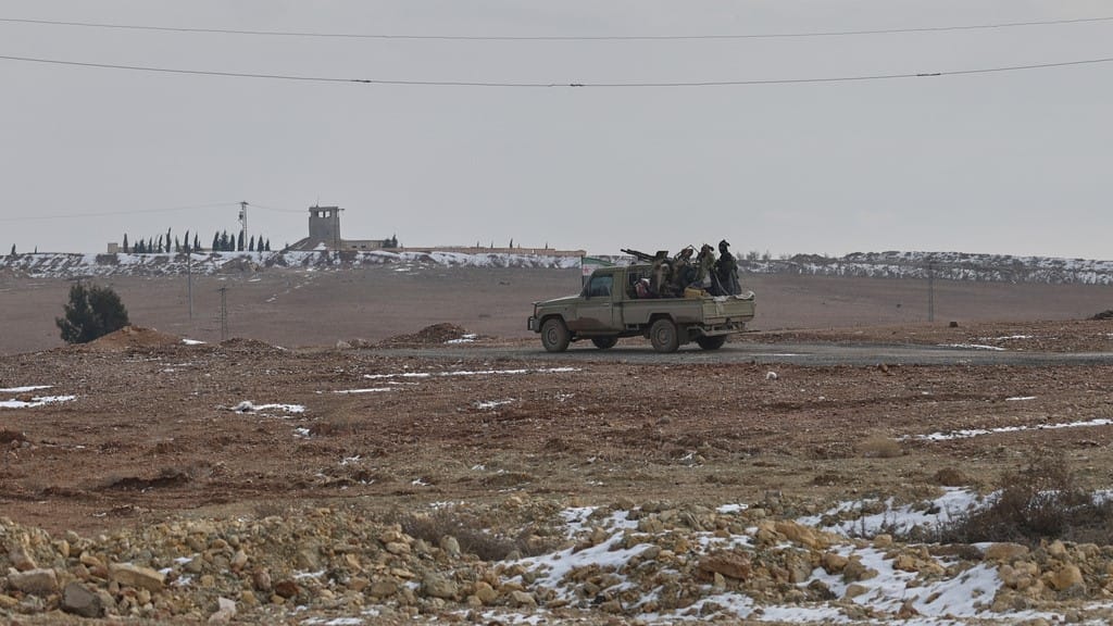 چەکدارانی سەر بە سوپای سووریا لە سێ لاوە هێرشیان کردە سەر کۆبانێ